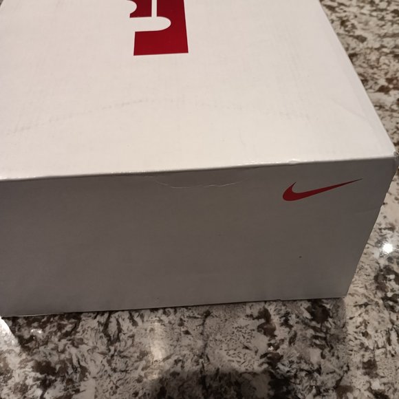 LeBrons basketball sneakers - Picture 5 of 7